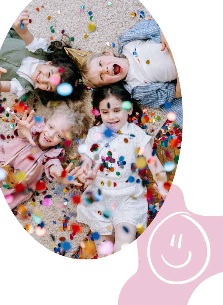 boldog_gyerekek_fekszenek_a_foldon