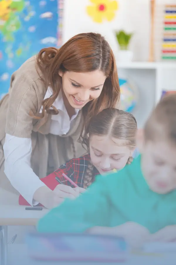 kedvesen_segito_tanar